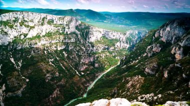 Fransız Alp Dağları 'ndaki Verdon Vadisi' nde ilerleyen bulutların zamanı, Provence France. Belvedere de la dent d 'aire' den görüntü.