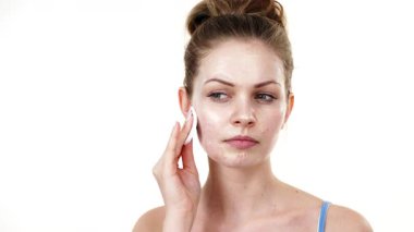 Maskeyi çıkaran genç bir kadın. Nemlendirici cilt kremi kullanıyor. Pamuk ped kullanıyor. Cildine özen gösteren bir kız. Cilt bakımı.