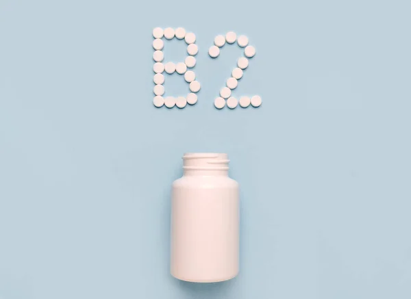 ビタミンB2 リボフラビン 青の背景にタブレットや薬物ボトルからのアイコン ビタミンやミネラルのコレクション — ストック写真