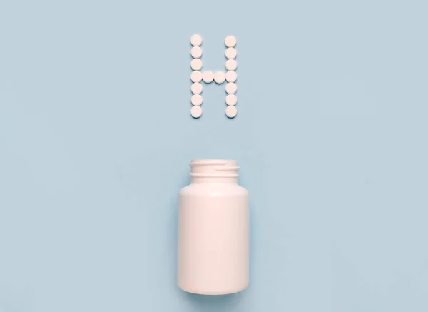 化学元素青色の背景にタブレットや薬瓶から水素Hのアイコン ビタミンやミネラルのコレクション — ストック写真