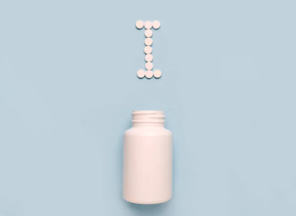Element Chemiczny Ikona Jodu Tabletek Butelki Lekami Niebieskim Tle Kollowanie — Zdjęcie stockowe