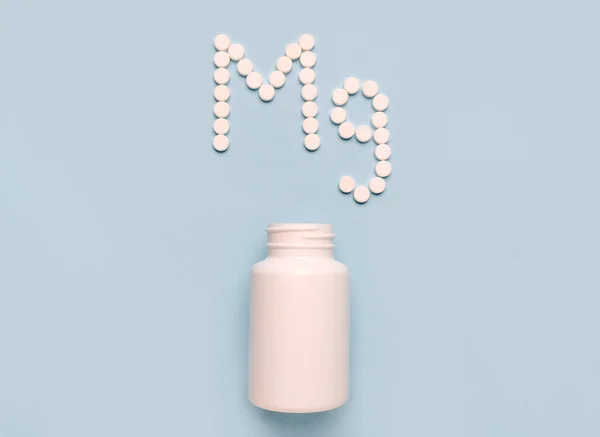 化学元素青の背景にタブレットや薬瓶からマグネシウムのアイコン ビタミンやミネラルのコレクション — ストック写真