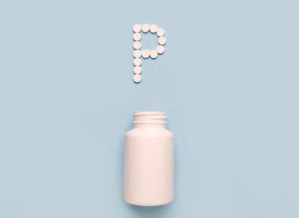 ビタミンP青色の背景に錠剤や薬物ボトルからのフラボノイドアイコン ビタミンやミネラルのコレクション — ストック写真