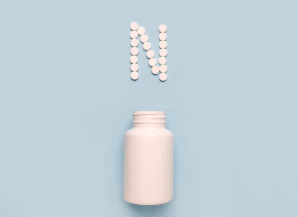 Βιταμίνη Βιοτίνη Εικονίδιο Από Δισκία Και Μπουκάλι Φάρμακο Μπλε Φόντο — Φωτογραφία Αρχείου