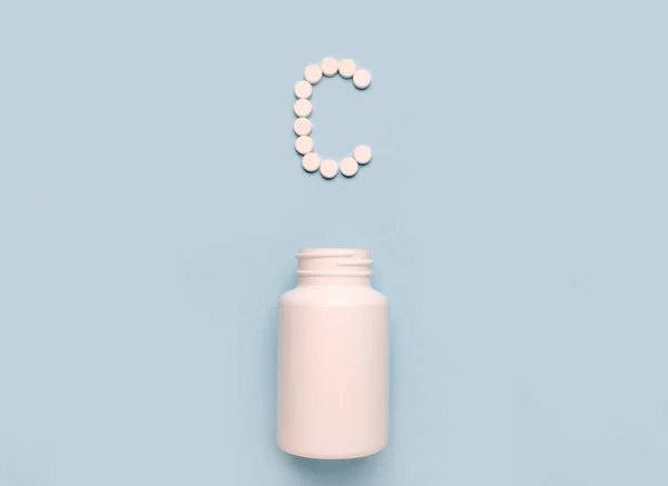 青の背景に錠剤や薬瓶からビタミンCのアイコン ビタミンやミネラルのコレクション — ストック写真