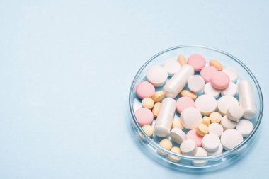 Tıp araştırması, farmasötik geçmiş. Cam bir laboratuvar kavanozunda bir sürü farklı ilaç, hap ve tablet var. 