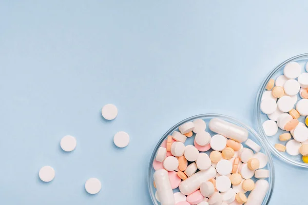 Badania Medyczne Doświadczenie Farmaceutyczne Wiele Różnych Leków Pigułek Tabletek Szklanym — Zdjęcie stockowe