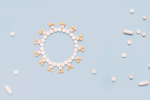 青い背景に丸薬で作られたウイルスの概念 コロナウイルスの最小治療コンセプト — ストック写真