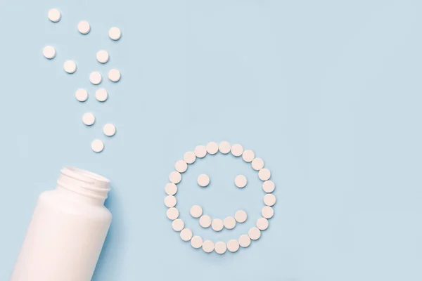 Słoik Lekami Szczęśliwą Twarzą Zrobioną Tabletek Niebiesko — Zdjęcie stockowe