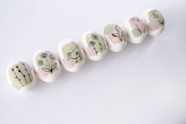  Beyaz arka planda modern el yapımı Paskalya yumurtası. Mutlu Paskalya posterleri ve mesajlar için afişler. Üst görünüm