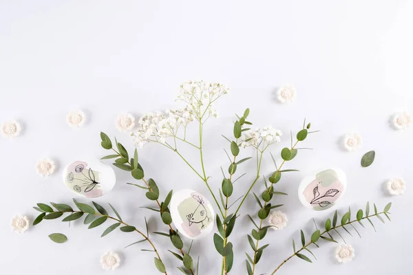 Kompozycja Wielkanocna Wykonana Kwiatów Gałęzi Eukaliptusa Jaj Białym Tle Przestrzeni — Zdjęcie stockowe
