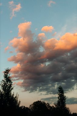 Bulutlu güzel gökyüzü