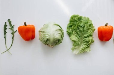 Beyaz arka planda farklı sebzeler