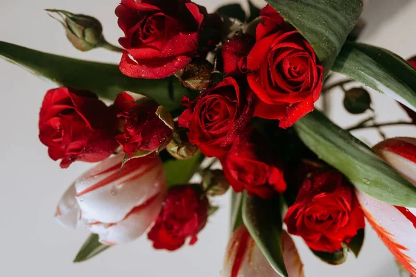 白桌子上的红玫瑰和白郁金香 — 图库照片