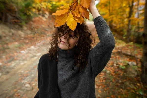 Mladá Žena Mezi Barvami Podzimního Lesa — Stock fotografie