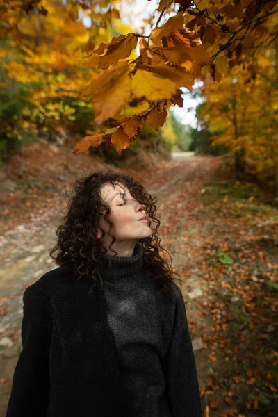 Mladá Žena Mezi Barvami Podzimního Lesa — Stock fotografie