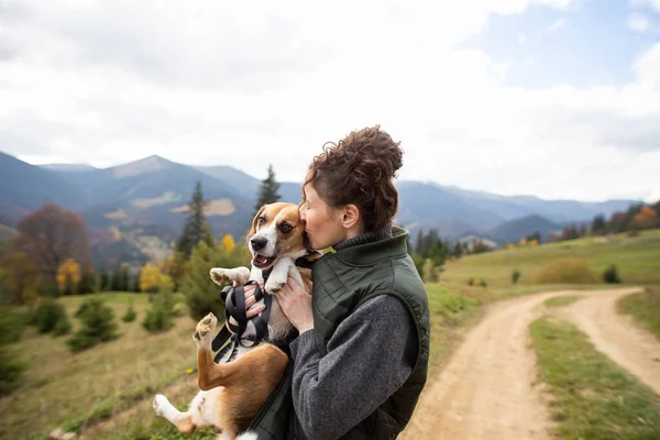 Gelukkig Jong Vrouw Met Een Hond Bergen — Stockfoto