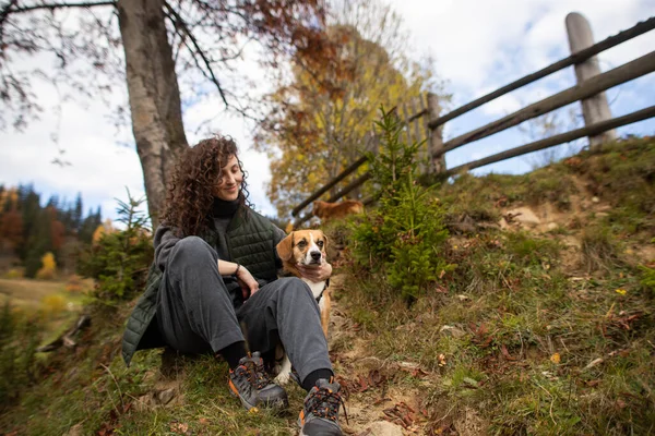 Jonge Vrouw Met Een Hond Bergen — Stockfoto