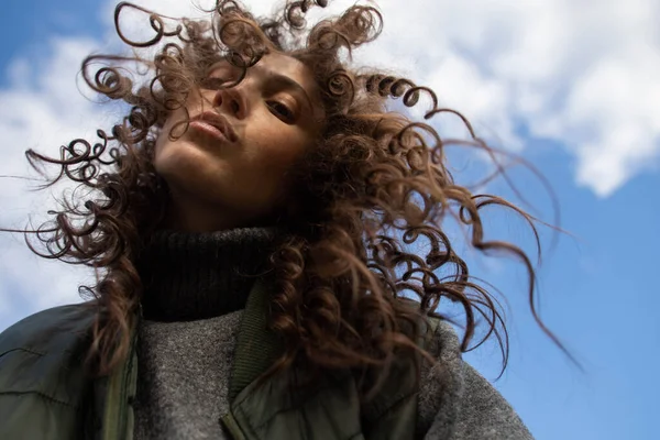 Young Woman Curly Hair Taking Photo — Stock Photo, Image