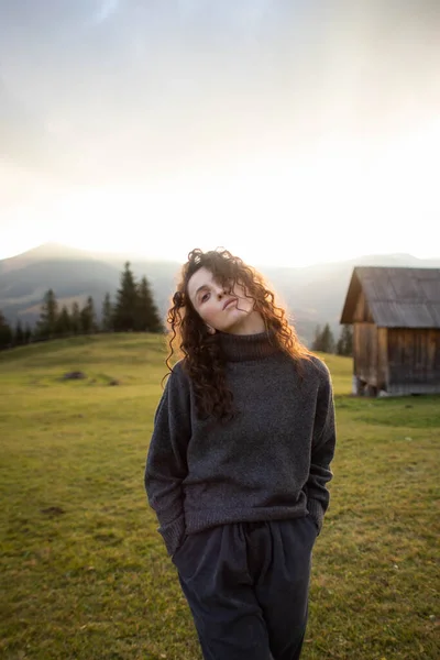 Jeune Femme Aux Cheveux Bouclés Dans Les Montagnes Coucher Soleil — Photo