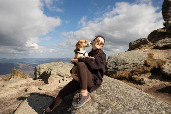 Uma Jovem Mulher Com Cão Topo Uma Montanha Pedra — Fotografia de Stock