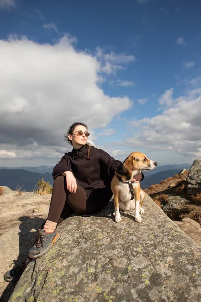 Una Mujer Joven Con Perro Cima Una Montaña Piedra —  Fotos de Stock