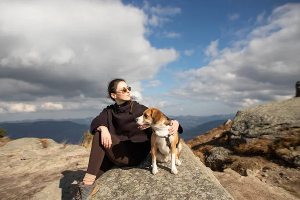 Uma Jovem Mulher Com Cão Topo Uma Montanha Pedra — Fotografia de Stock