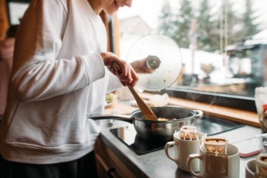 Mutfakta kahve ile kahvaltı hazırlıyorum.