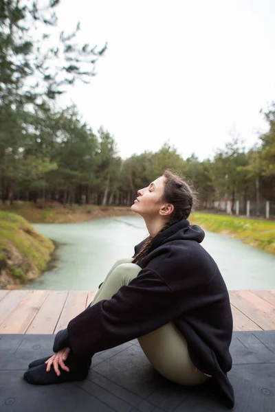 Молода Жінка Робить Йогу Медитація Природі Стокове Фото