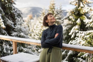 Karlı dağlarda genç bir kadın, ilk kar.