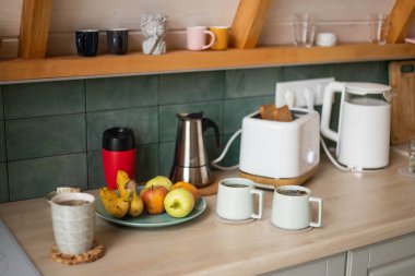 Mutfaktaki masada çay ve tost.