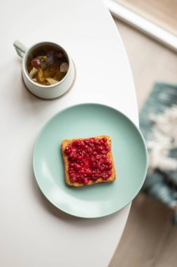 Bir fincan çay ve reçelli tost.