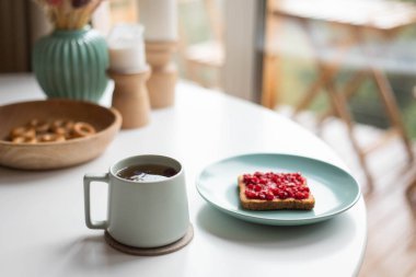 Bir fincan çay ve reçelli tost.