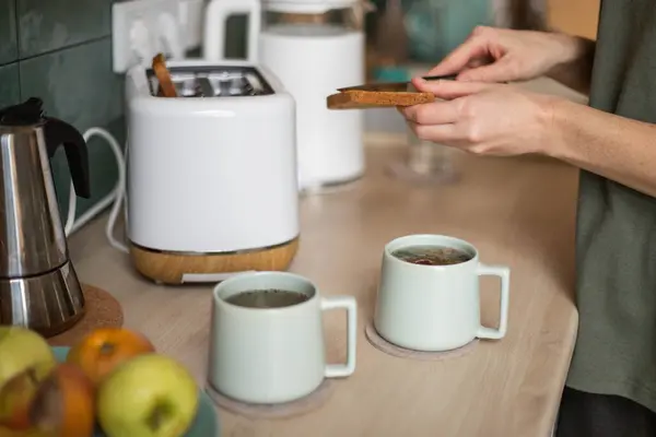 Чашка Чаю Тостів Столі Кухні Ліцензійні Стокові Фото