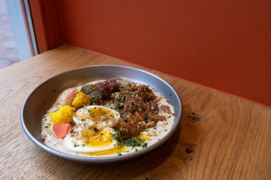 Büyük tabak humus, sebzeli domuz ve yumurta.