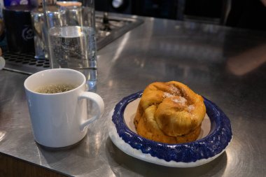 Lezzetli hamur işleri, kakule kaplı çörekler.