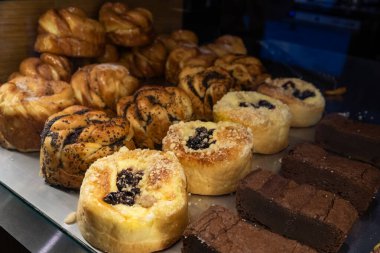 Kafede lezzetli hamur işleriyle dolu bir vitrin.