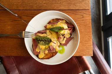 Patates püresi ve pastırmalı haşlanmış yumurta.