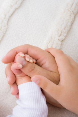 Ebeveynlerin ve yeni doğan bebeğin elleri bir arada. - Aile. Yeni doğan hayatı.