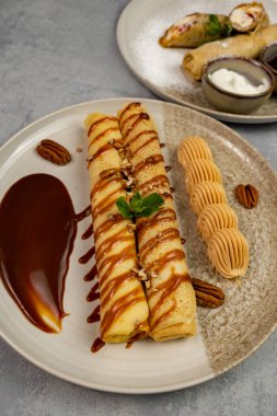 Çikolata jöleli ve fındık ezmeli bir tabak gözleme. Tatlı. Pişirme ve pişirme.