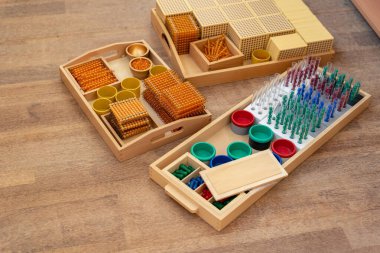 Matematik, cebir, geometri, aritmetikte ilköğretim veya ilköğretim alanlarında aritmetik konularında alternatif öğrenim materyalleri içeren Montessori kutuları