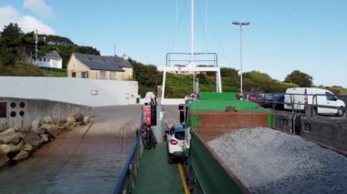 ARRANMORE, İKİ DONEGAL, IRELAND - 31 AĞUSTOS 2022: Burtonport ve Leabgarrow arasındaki kırmızı feribot.