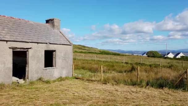 Παλαιό Και Εγκαταλελειμμένο Εξοχικό Σπίτι Στο Arranmore Island County Donegal — Αρχείο Βίντεο