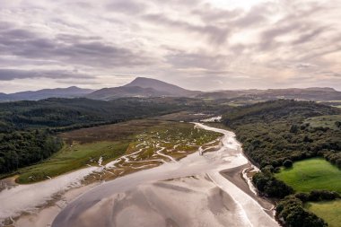 İrlanda 'nın Donegal ilçesindeki Ards Forest Park' taki Tuz Bataklığı 'nın hava görüntüsü..