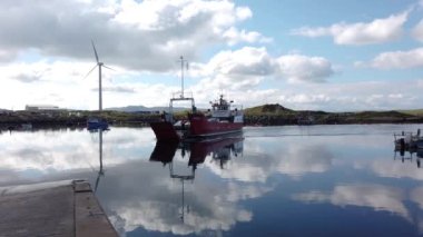 ARRANMORE, İKİ DONEGAL, IRELAND - 31 AĞUSTOS 2022: Burtonport 'a varan kırmızı feribot.