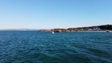 İrlanda Cumhuriyeti 'nin Donegal ilçesindeki Arranmore Adası' ndaki Leabgarrow iskelesinin manzarası..