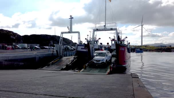Arranmore Condado Donegal Irlanda Agosto 2022 Descarga Del Ferry Rojo — Vídeo de stock