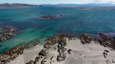İrlanda Cumhuriyeti 'nin Donegal ilçesindeki Arranmore Adası' ndaki Clouhhcorr plajından Inishkeeragh Adası 'nın havadan görünüşü.