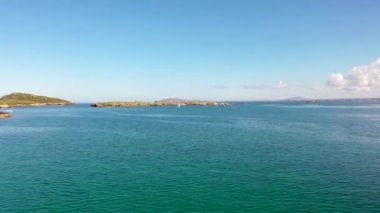 Buzağı adasının havadan görünüşü ve İrlanda Cumhuriyeti Donegal 'deki Arranmore Adası' ndaki filika hangarı..