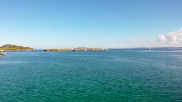 Vista Aérea Isla Calf Bahía Botes Salvavidas Isla Arranmore Condado — Vídeo de stock